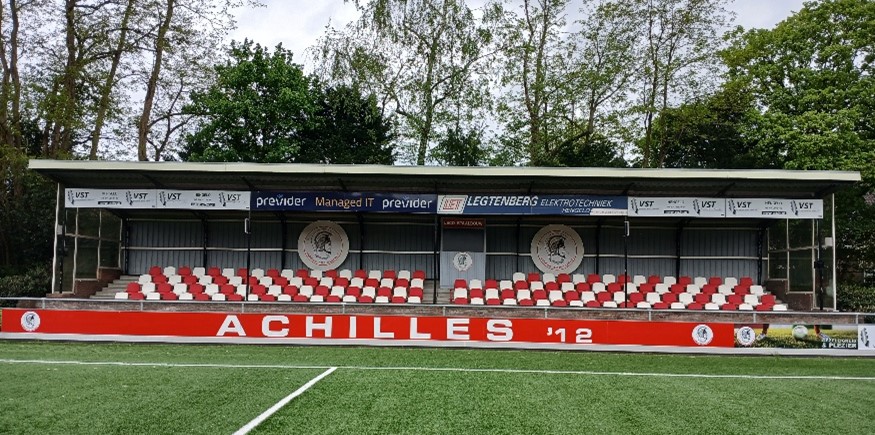 Nieuwe stoeltjes op tribune