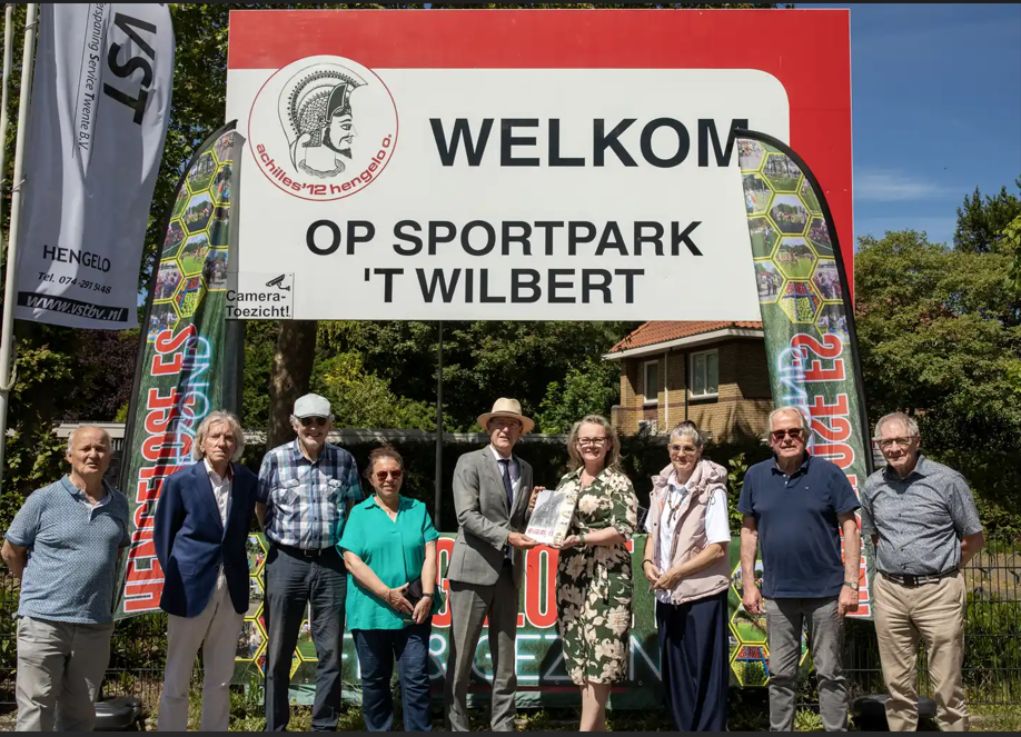 Overhandiging fotoboek Fit & Gezond Wijksportdag 2025